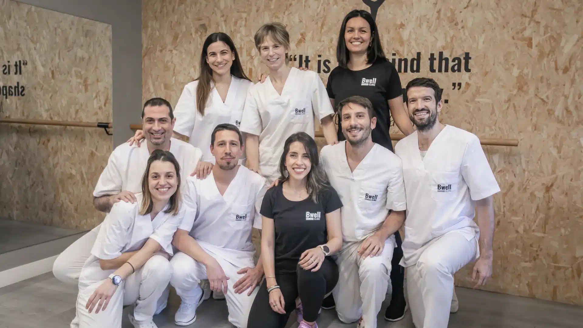 Equipo de Bwell Clinic en la sala de Sarrià